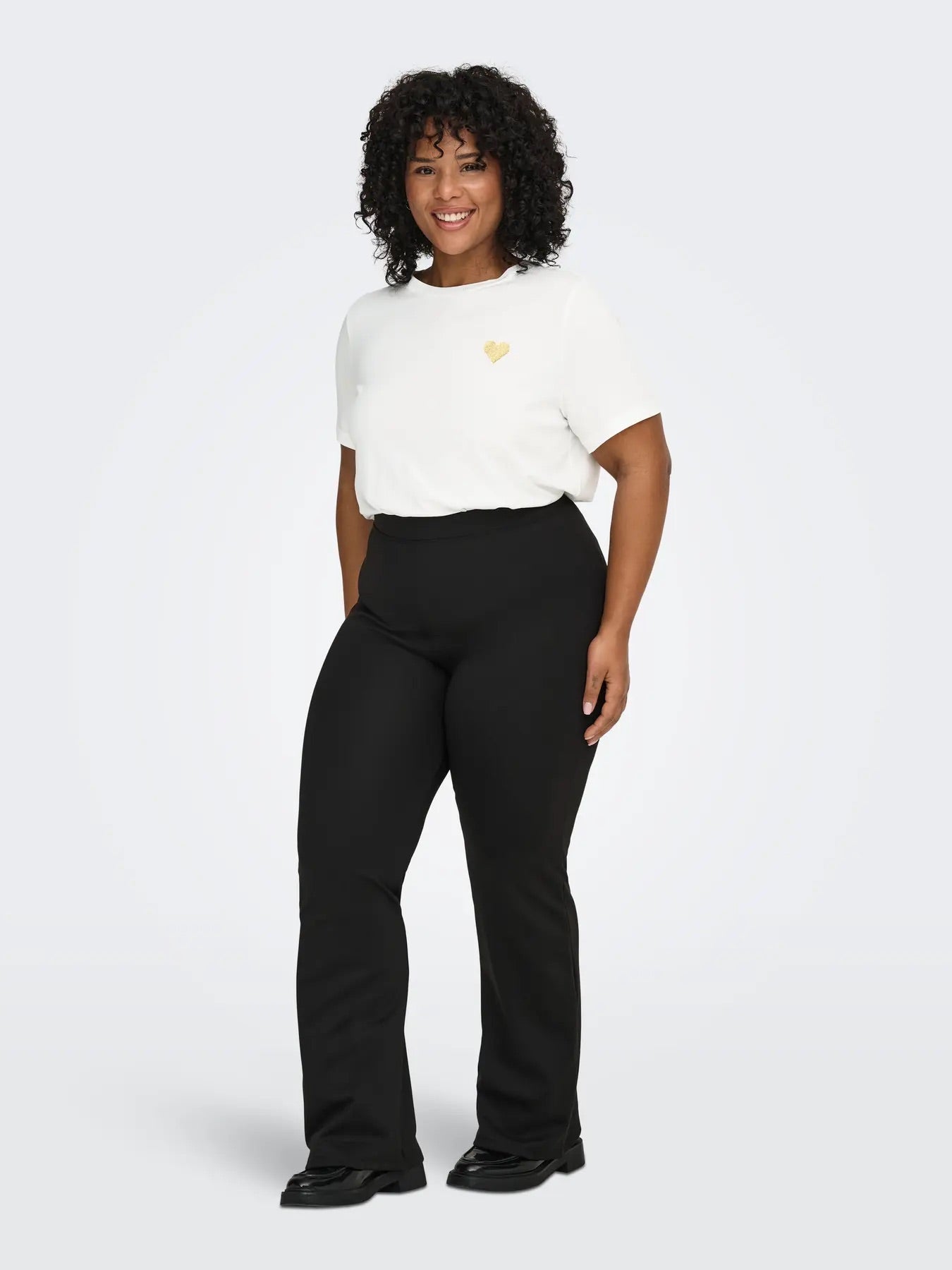 kortærmet hvid t-shirt med hjerte ONLY Carmakoma CARKITA S/S LOGO TOP Cloud Dancer Gold Glitter Heart