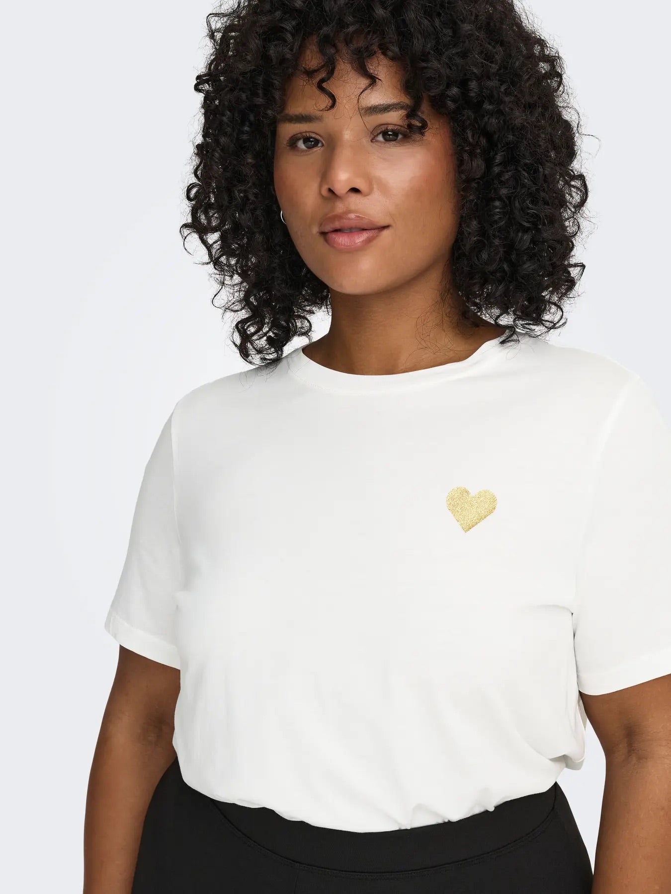 kortærmet hvid t-shirt med hjerte ONLY Carmakoma CARKITA S/S LOGO TOP Cloud Dancer Gold Glitter Heart