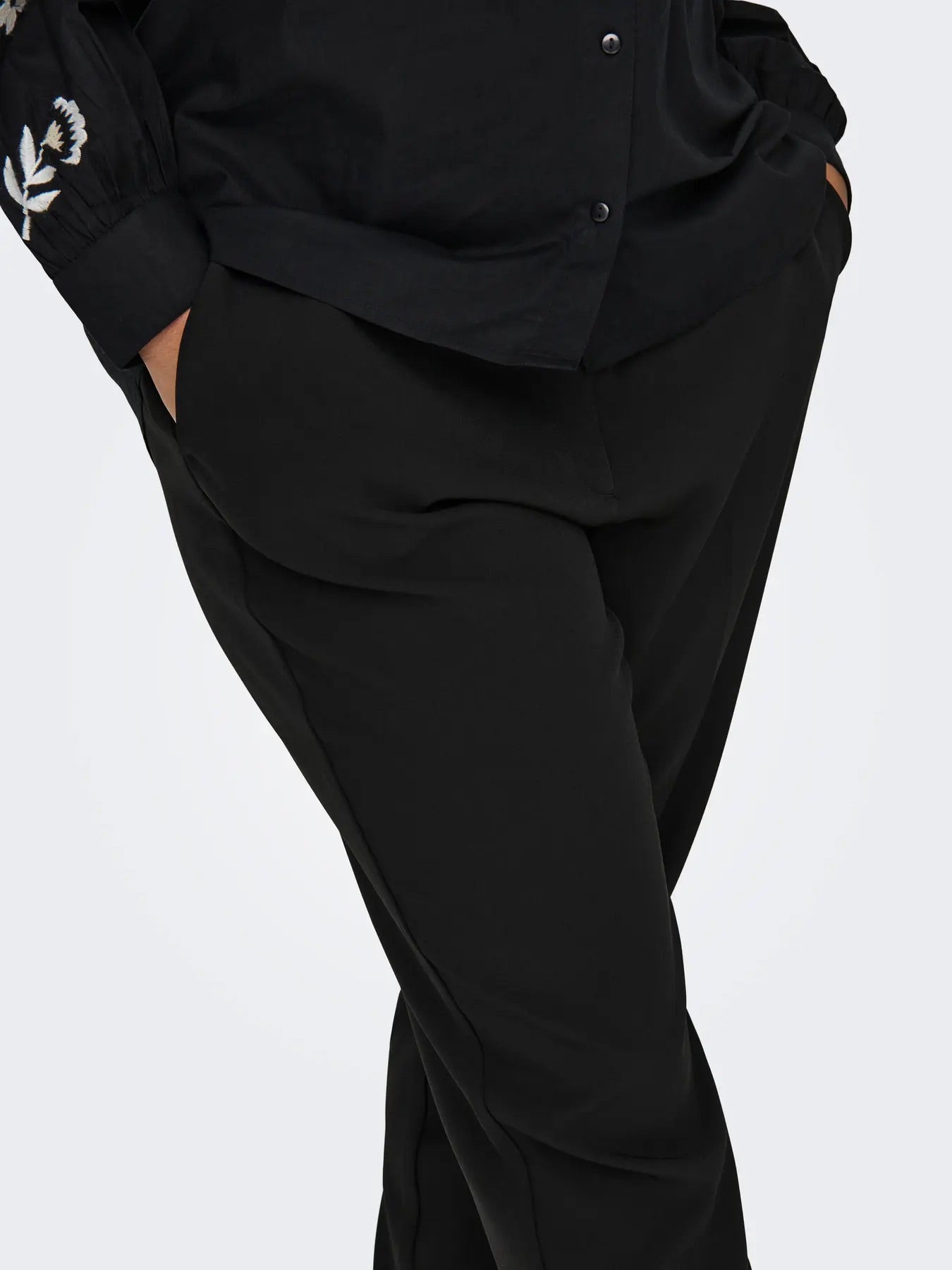sorte bukser ONLY Carmakoma CARVERONICA-ELLY PANT Black