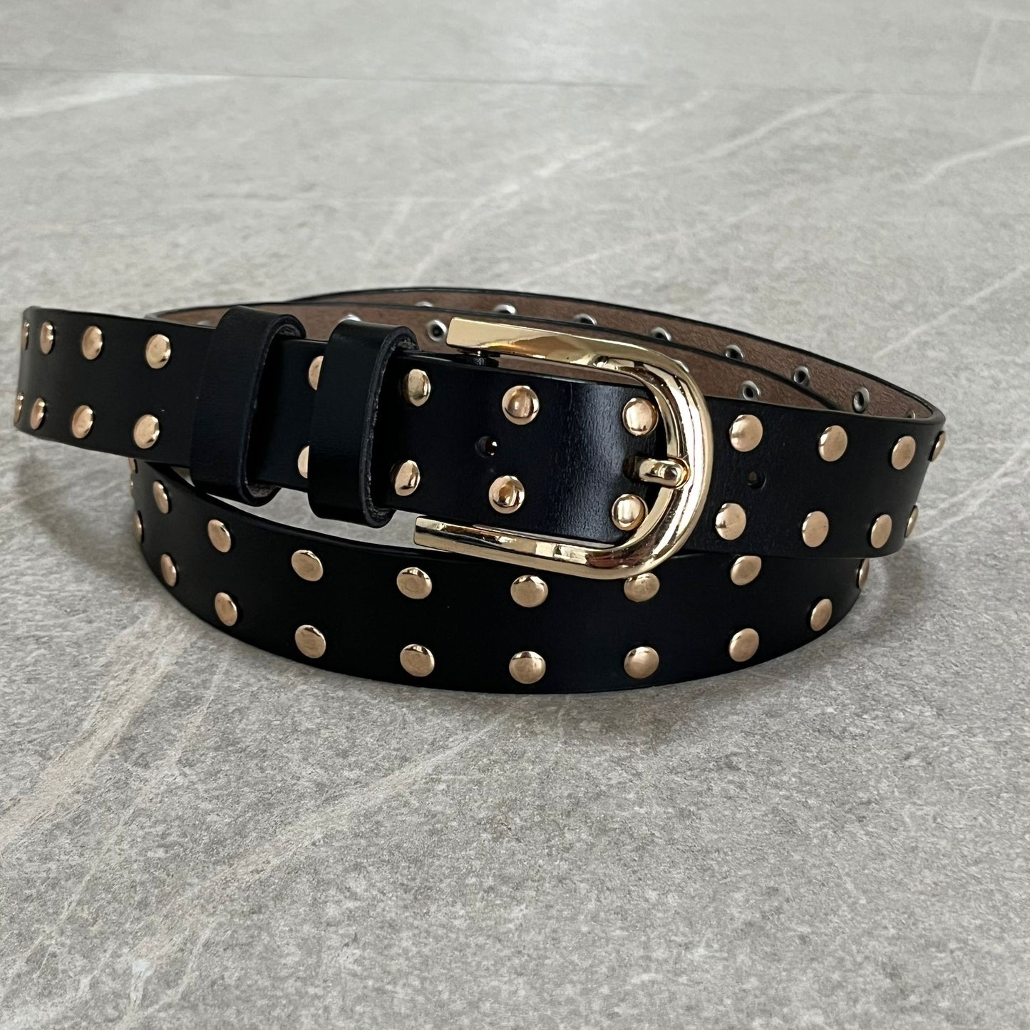 THREE M sort læder bælte med guld nitter | 2403