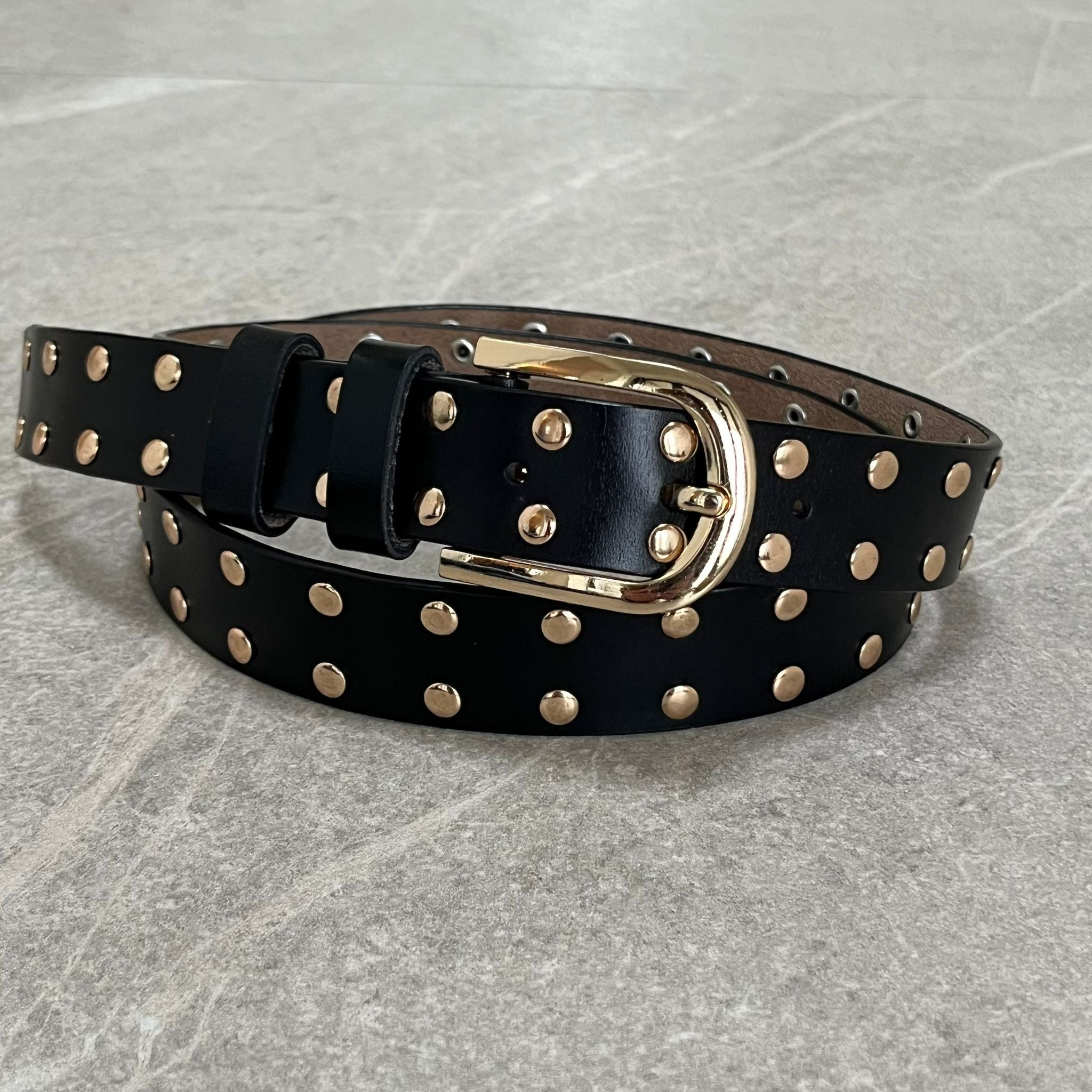 THREE M sort læder bælte med guld nitter | 2403