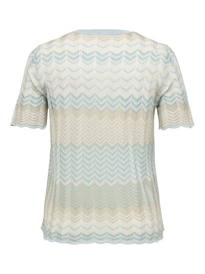 ryggen af mønstret t-shirt med glitter. ONLY Carmakoma CARALVIRA Glitter Knit Birch Blue