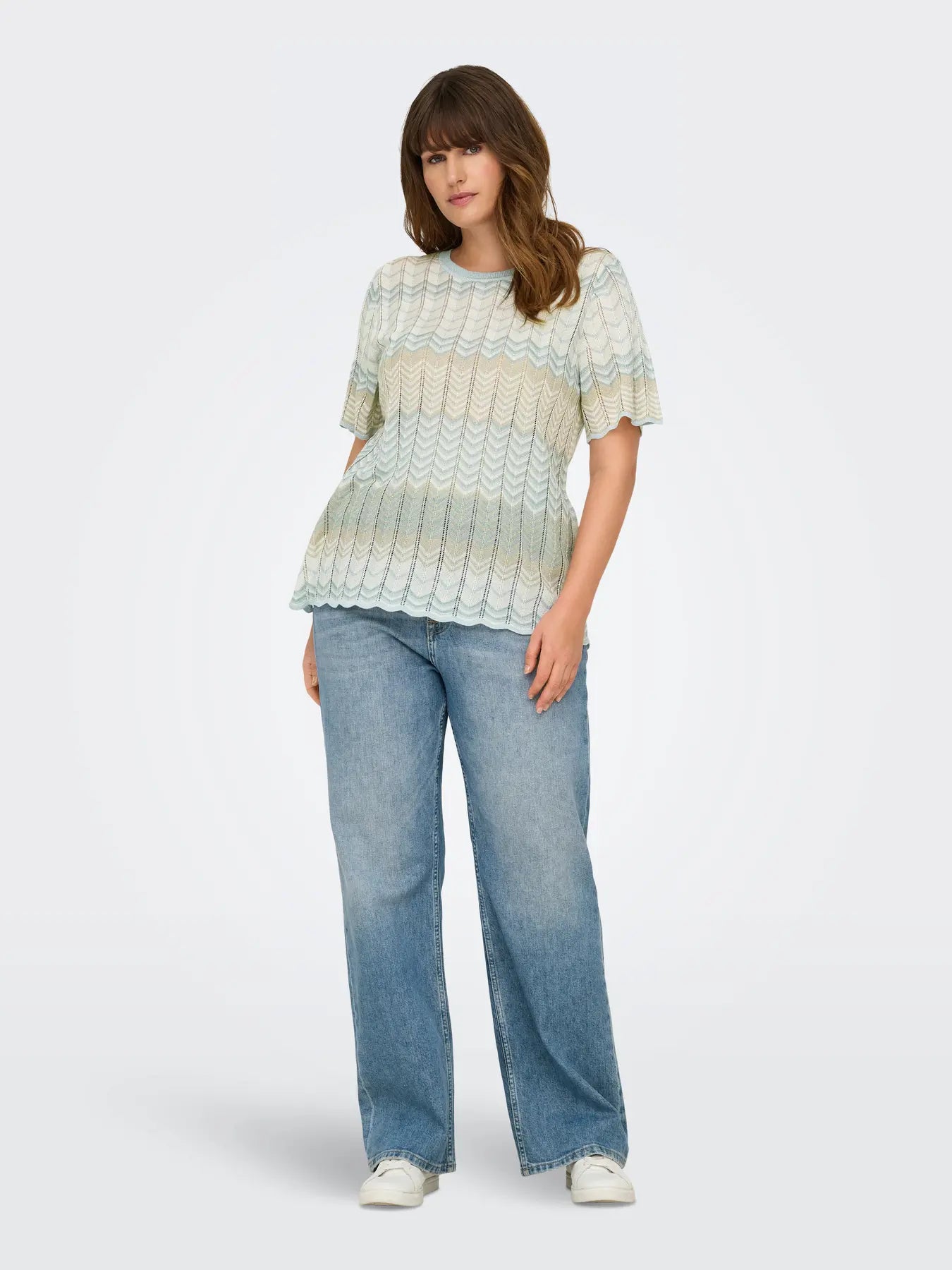 model med jeans og mønstret t-shirt med glitter. ONLY Carmakoma CARALVIRA Glitter Knit Birch Blue