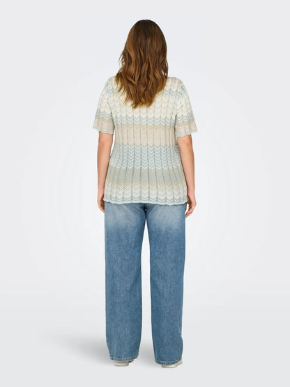 ryggen af model med mønstret t-shirt med glitter. ONLY Carmakoma CARALVIRA Glitter Knit Birch Blue