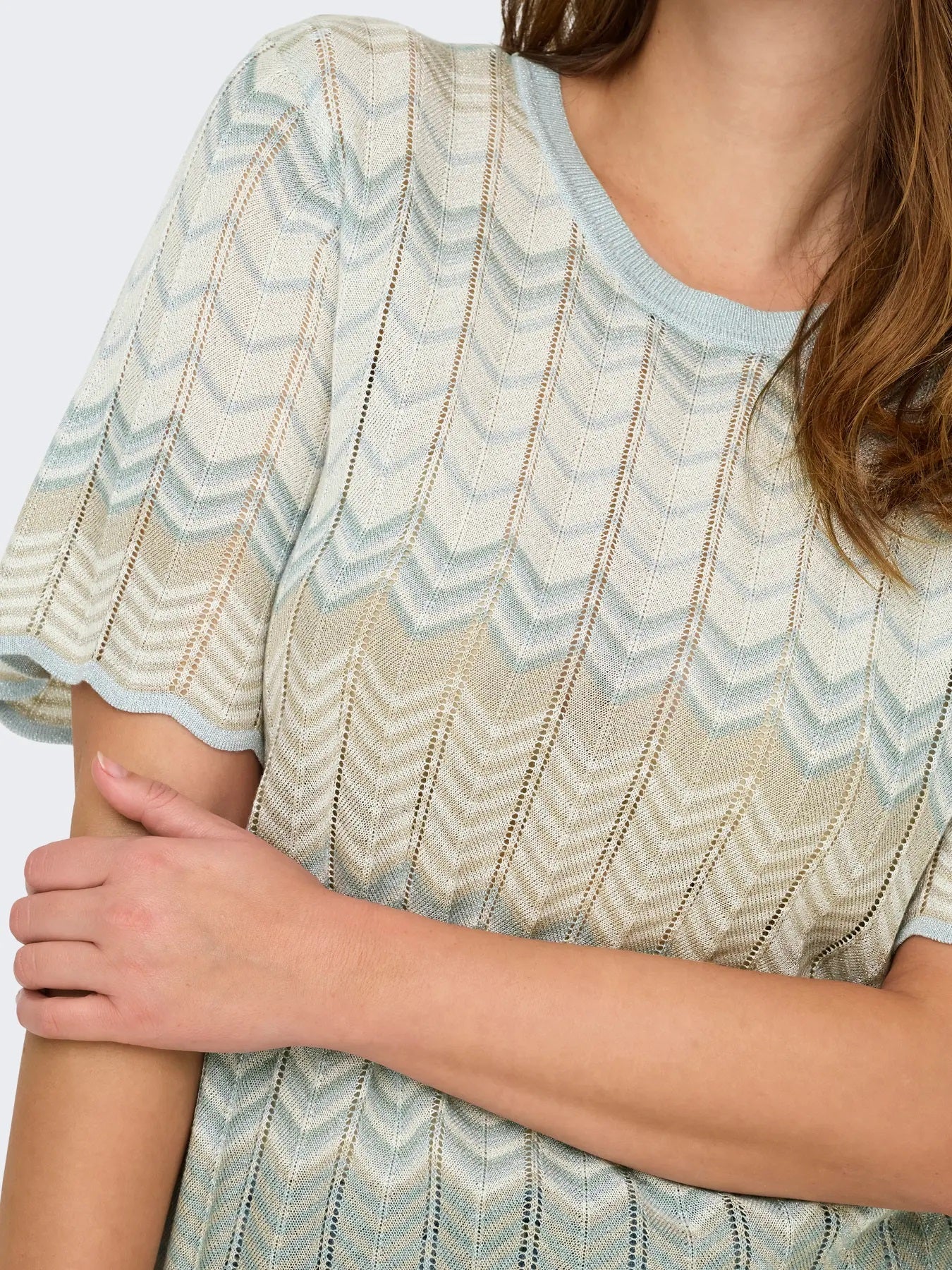 nærbillede af mønstret t-shirt med glitter. ONLY Carmakoma CARALVIRA Glitter Knit Birch Blue