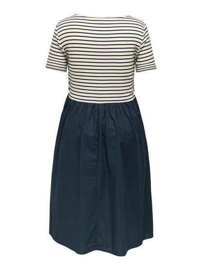 kortærmet skole med stribet overdel og ensfarvet skørt. ONLY Carmakoma CARBEE Dress Cloud Dancer