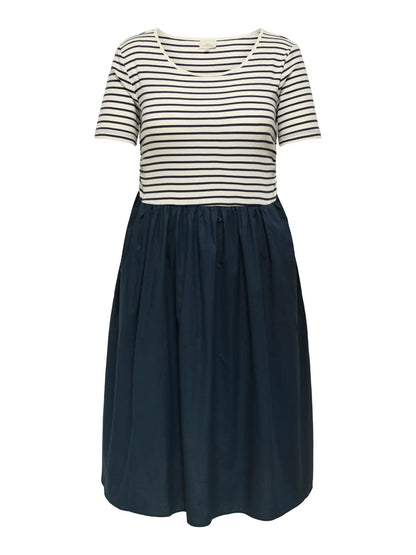 kortærmet skole med stribet overdel og ensfarvet skørt. ONLY Carmakoma CARBEE Dress Cloud Dancer