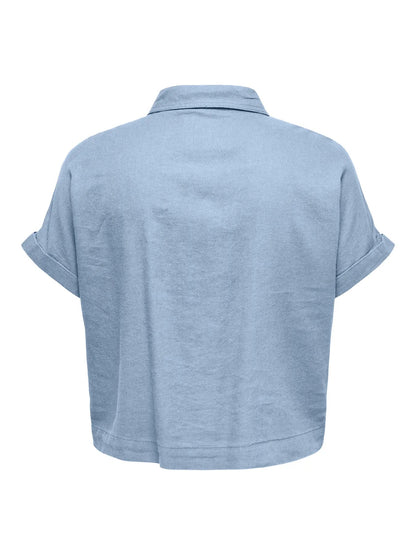 ryggen af lyseblå kortærmet skjorte ONLY Carmakoma CARCARO Shirt Cashmere Blue