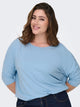 model med blå bluse ONLY Carmakoma CARLAMOUR 3/4 Top Soft Chambray