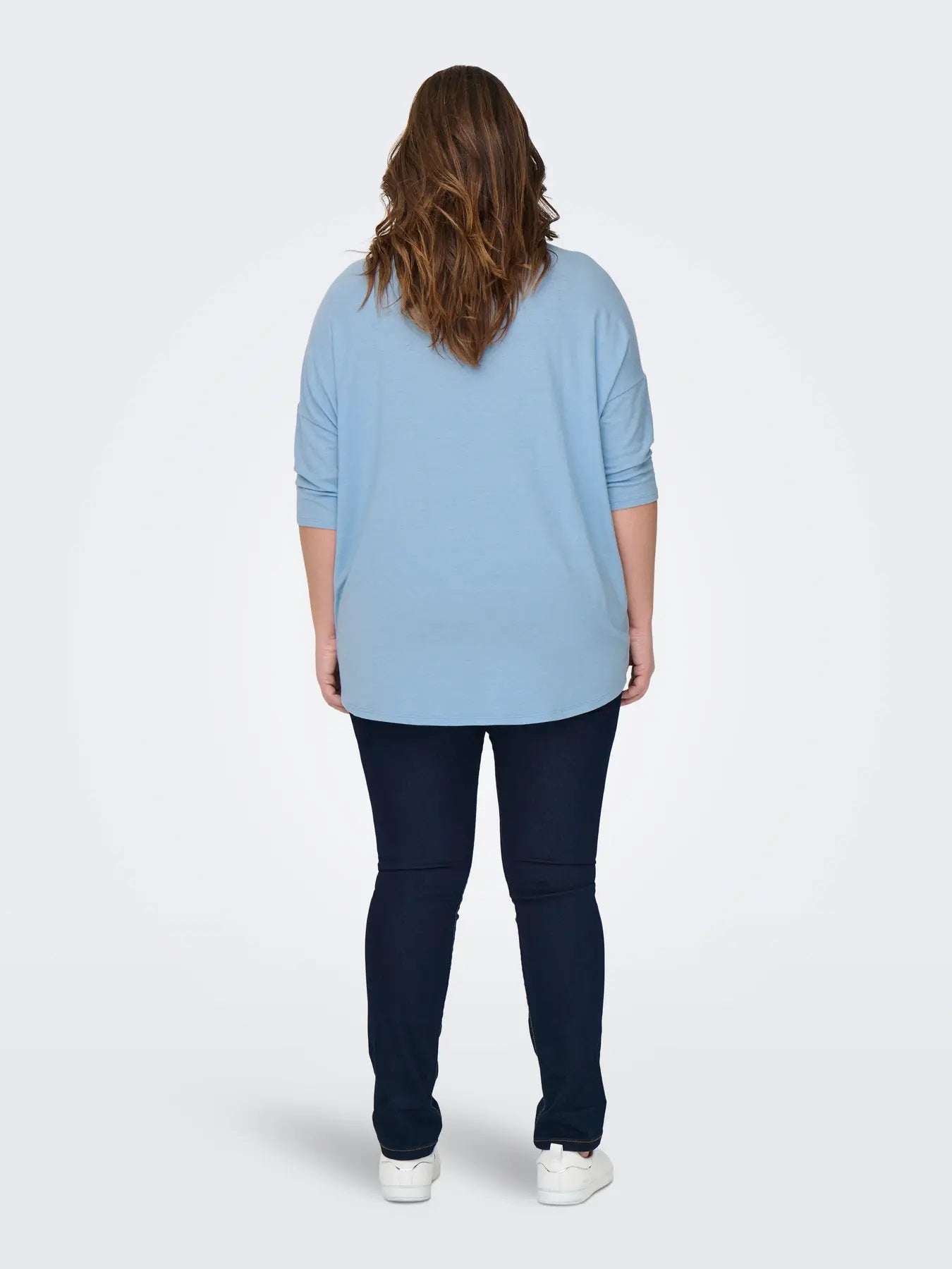 ryggen af model med blå bluse ONLY Carmakoma CARLAMOUR 3/4 Top Soft Chambray