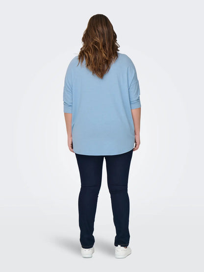 ryggen af model med blå bluse ONLY Carmakoma CARLAMOUR 3/4 Top Soft Chambray