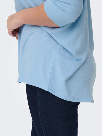 fra siden på model med blå bluse ONLY Carmakoma CARLAMOUR 3/4 Top Soft Chambray
