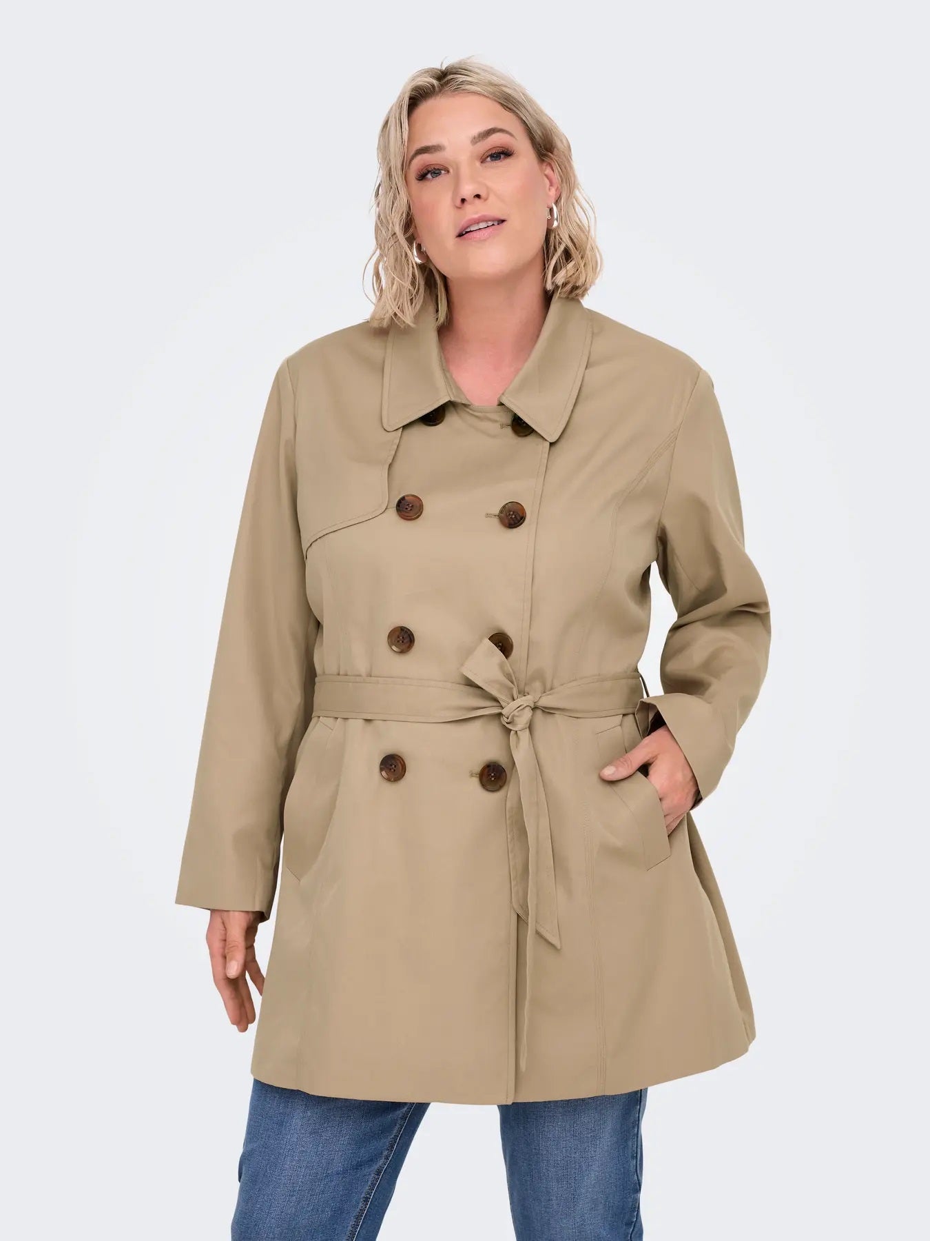 model med mellemlang beig trenchcoat. ONLY Carmakoma CARVALERIE Trenchcoat Ginger Root