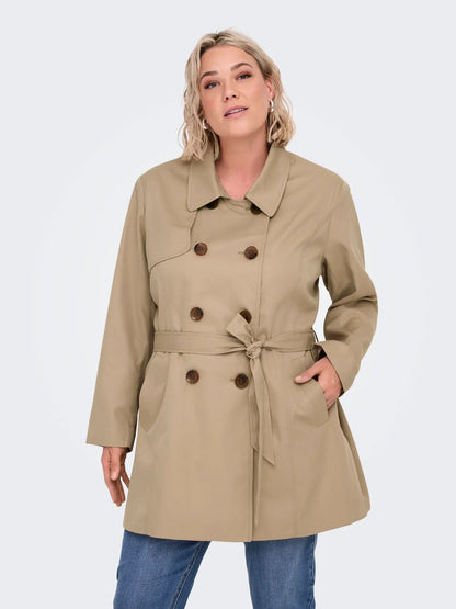 model med mellemlang beig trenchcoat. ONLY Carmakoma CARVALERIE Trenchcoat Ginger Root