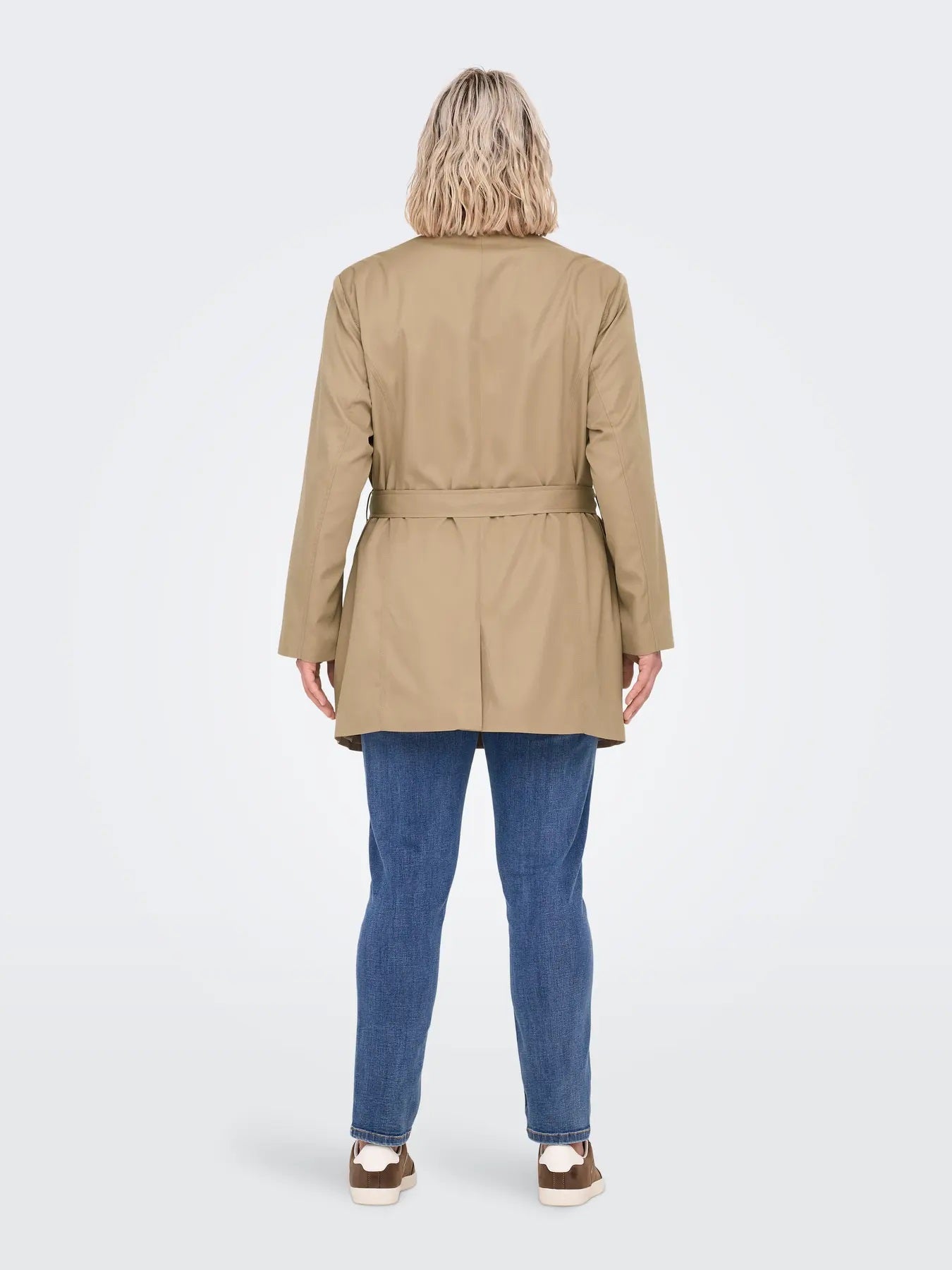 ryggen af model med mellemlang beig trenchcoat. ONLY Carmakoma CARVALERIE Trenchcoat Ginger Root