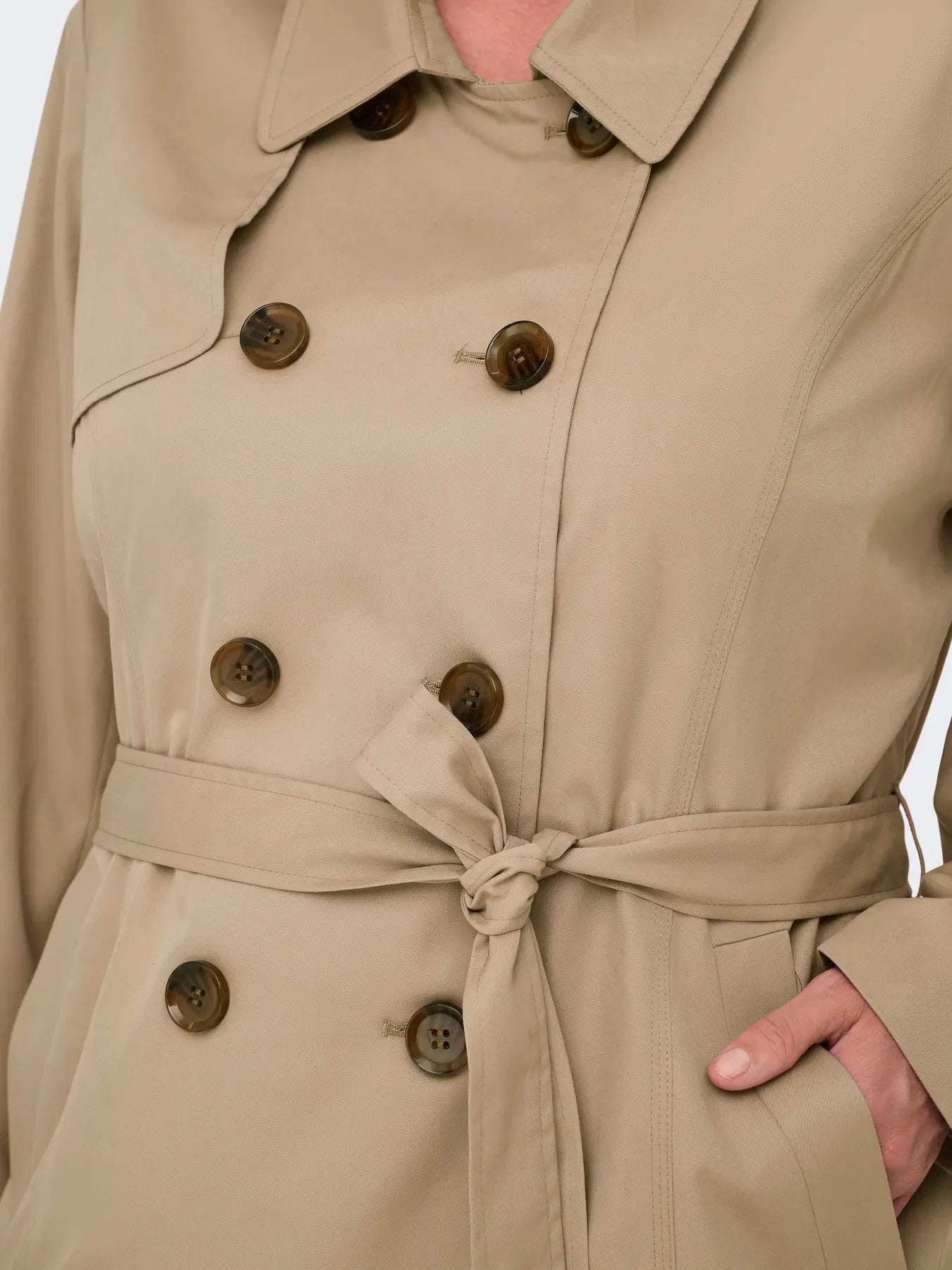 knapper på mellemlang beig trenchcoat. ONLY Carmakoma CARVALERIE Trenchcoat Ginger Root