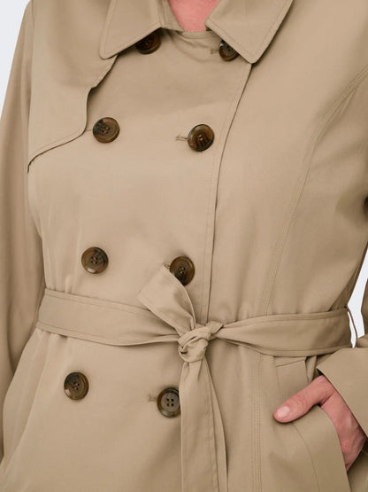 knapper på mellemlang beig trenchcoat. ONLY Carmakoma CARVALERIE Trenchcoat Ginger Root
