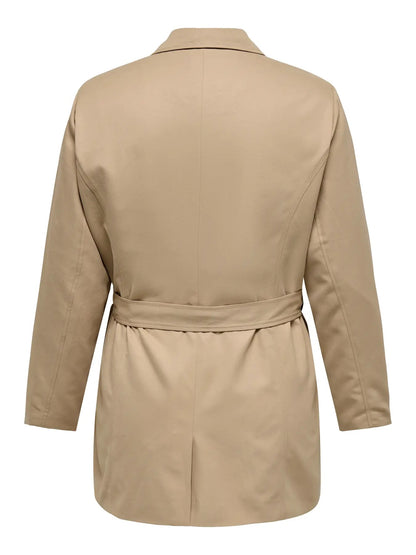 ryggen af mellemlang beig trenchcoat. ONLY Carmakoma CARVALERIE Trenchcoat Ginger Root