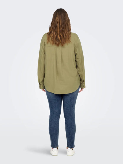 ryggen af model med brun hørskjorte ONLY Carmakoma CARYASMIN-CARO Shirt Elmwood