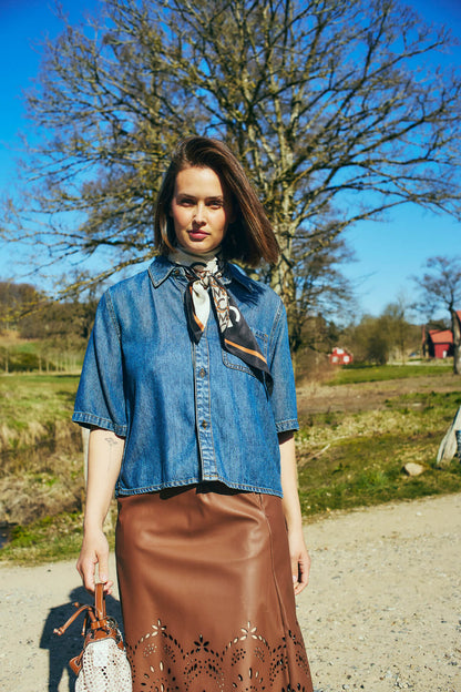 modelbillede kortærmet denimbluse Freequent FQMILO-SHIRT Medium Blue Denim