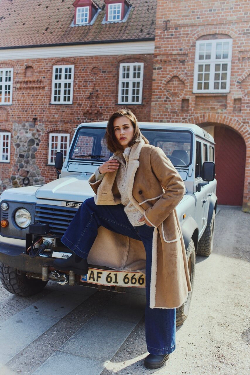 model med lang brun ruskindsjakke med faux fur. Freequent FQLAMSE-JACKET Lang Thrush