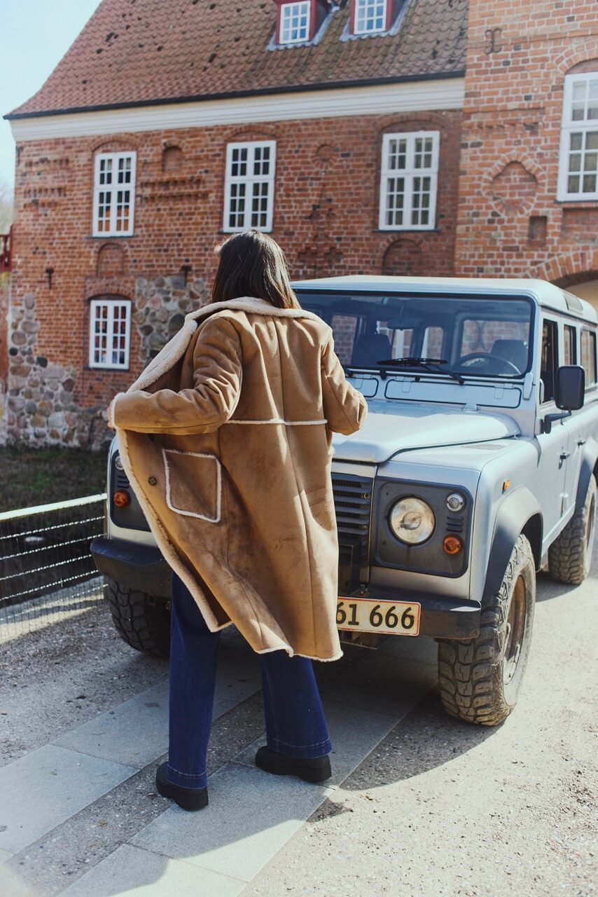 ryggen af model med lang brun ruskindsjakke med faux fur. Freequent FQLAMSE-JACKET Lang Thrush