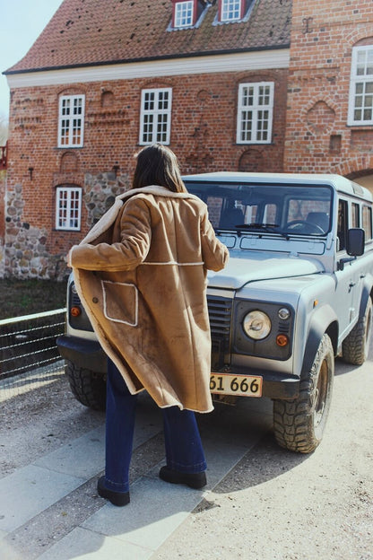 ryggen af model med lang brun ruskindsjakke med faux fur. Freequent FQLAMSE-JACKET Lang Thrush