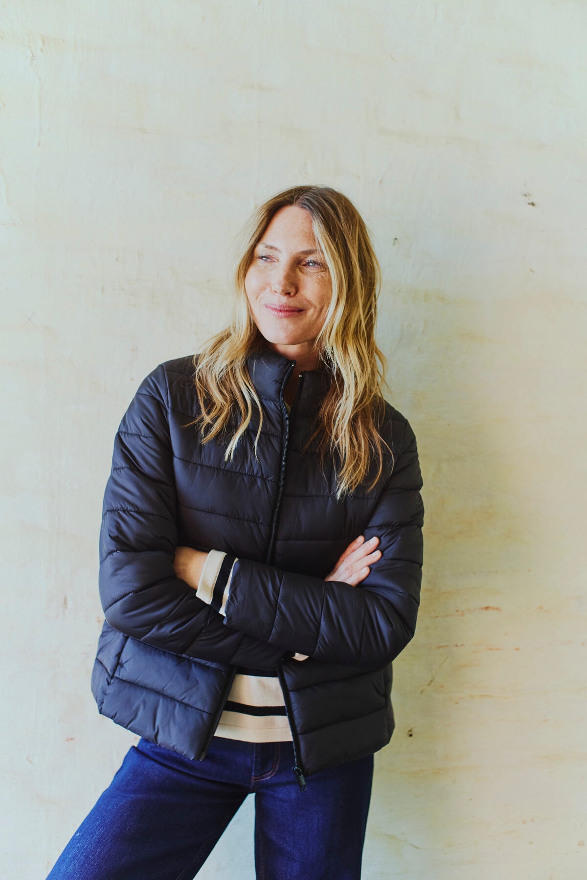 model med kort quiltet jakke i sort Freequent FQPENNY-JACKET Black