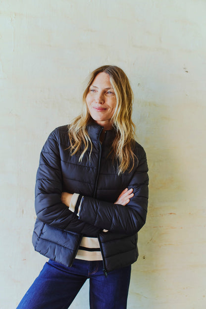 model med kort quiltet jakke i sort Freequent FQPENNY-JACKET Black