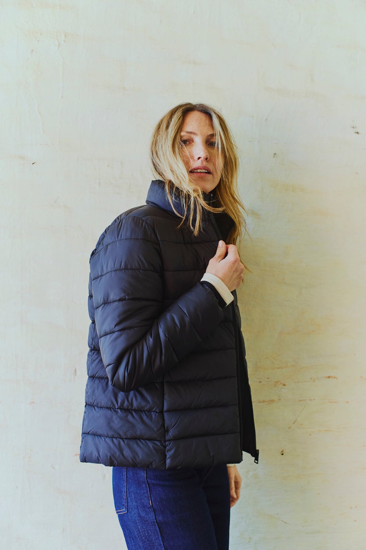 model fra siden med kort quiltet jakke i sort Freequent FQPENNY-JACKET Black