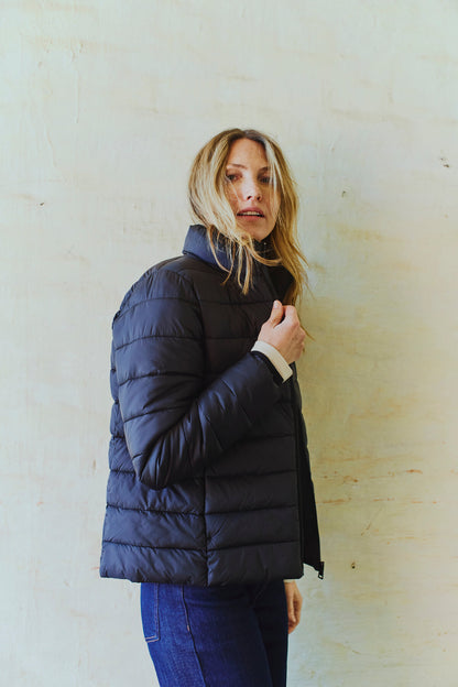 model fra siden med kort quiltet jakke i sort Freequent FQPENNY-JACKET Black