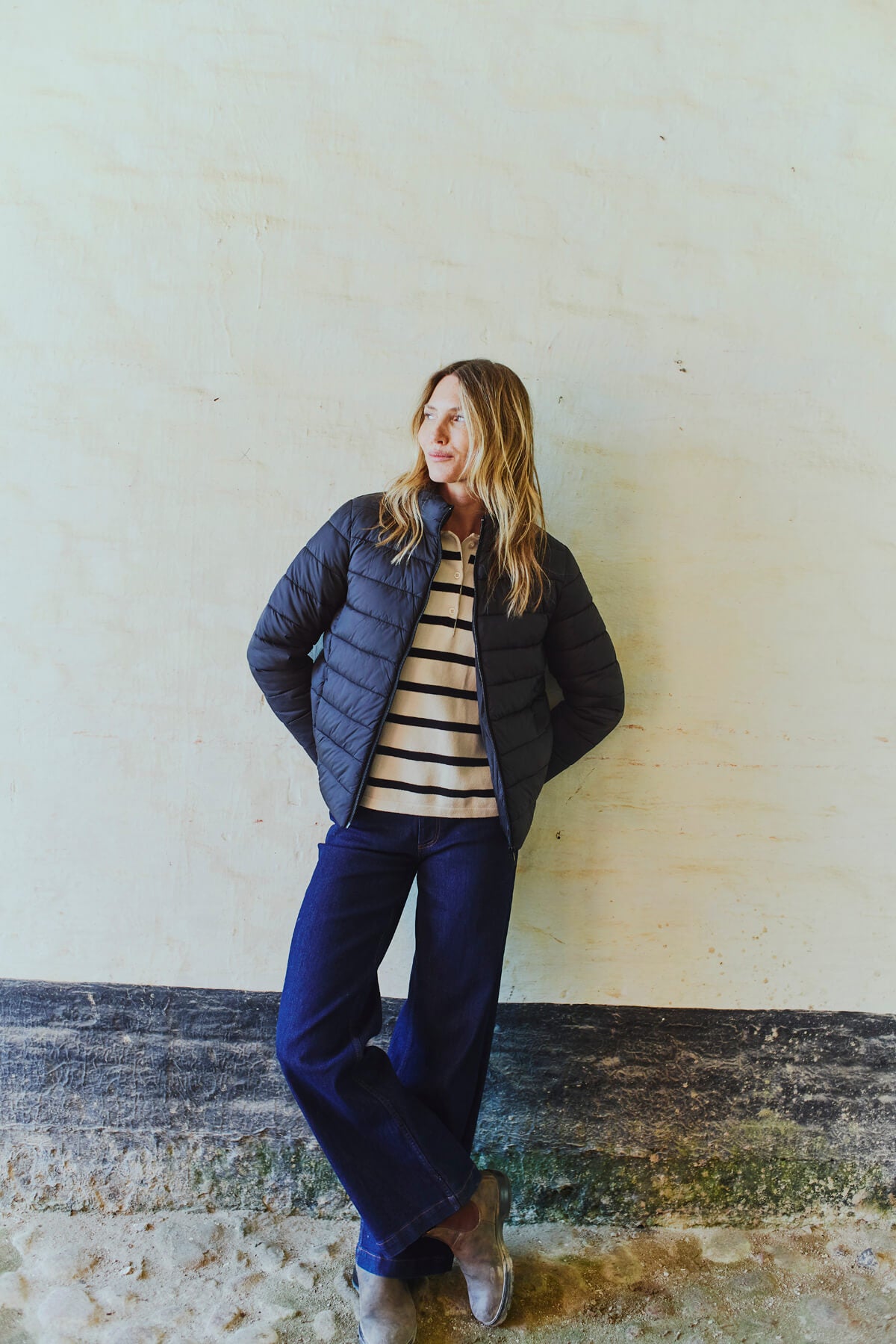 modle med stribet bluse og kort quiltet jakke i sort Freequent FQPENNY-JACKET Black