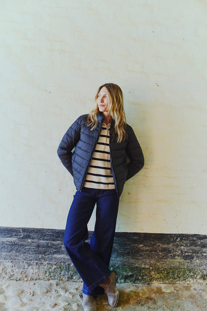 modle med stribet bluse og kort quiltet jakke i sort Freequent FQPENNY-JACKET Black