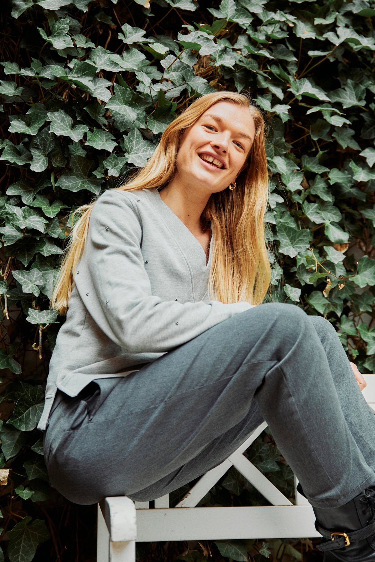 Model med Mørkegrå bukser Freequent FQMAYA-PANTS Dark Grey Melange