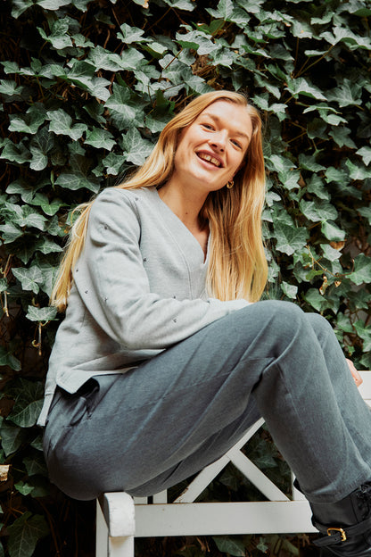 Model med Mørkegrå bukser Freequent FQMAYA-PANTS Dark Grey Melange