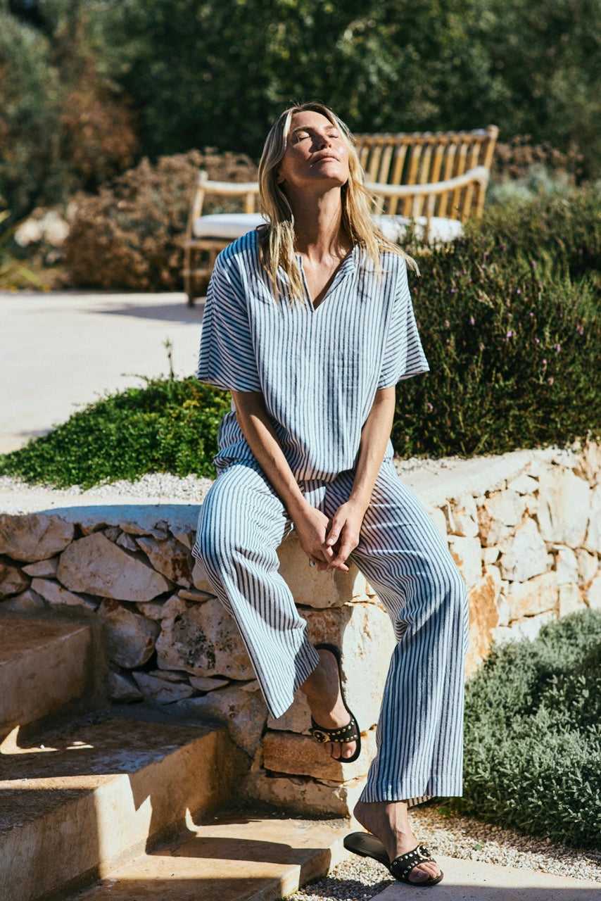 model med blå stribet t-shirt med korte ærmer Freequent Star Off-white w Navy Blazer FQLAVISCO-BLOUSE