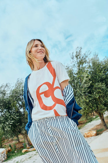 model med hvid t-shirt med rødt mønster Freequent FQFENJAL-TEE Star Off-white Bittersweet