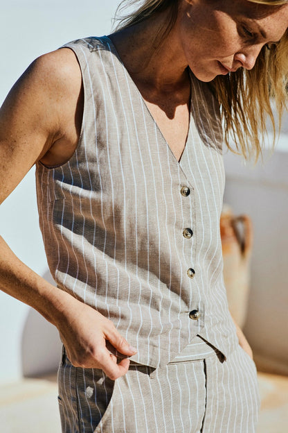 model med stribet beige vest med v-hals og knapper foran. Freequent Sand mel w. Star Off-white FQLAVEGA-WAISTCOAT