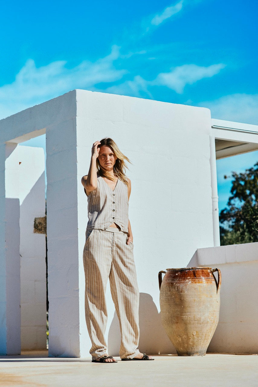 model beige bukser med tynde hvide striber. Freequent Sand Off-white FQLAVEGA-PANTS