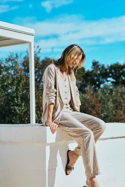 model beige bukser med tynde hvide striber. Freequent Sand Off-white FQLAVEGA-PANTS