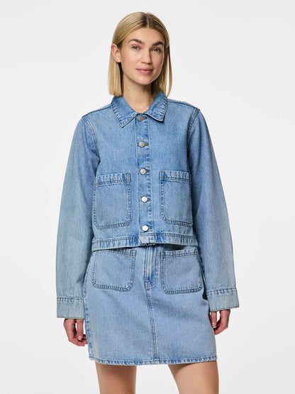 model med lyseblå denimjakke PIECES PCSKY Denim Jacket Light Blue Denim