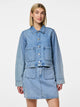 model med lyseblå denimjakke PIECES PCSKY Denim Jacket Light Blue Denim