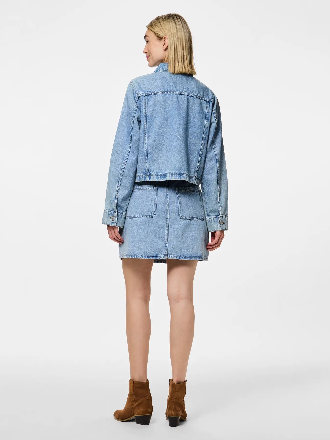 ryggen af model med lyseblå denimjakke PIECES PCSKY Denim Jacket Light Blue Denim