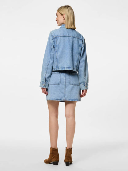 ryggen af model med lyseblå denimjakke PIECES PCSKY Denim Jacket Light Blue Denim
