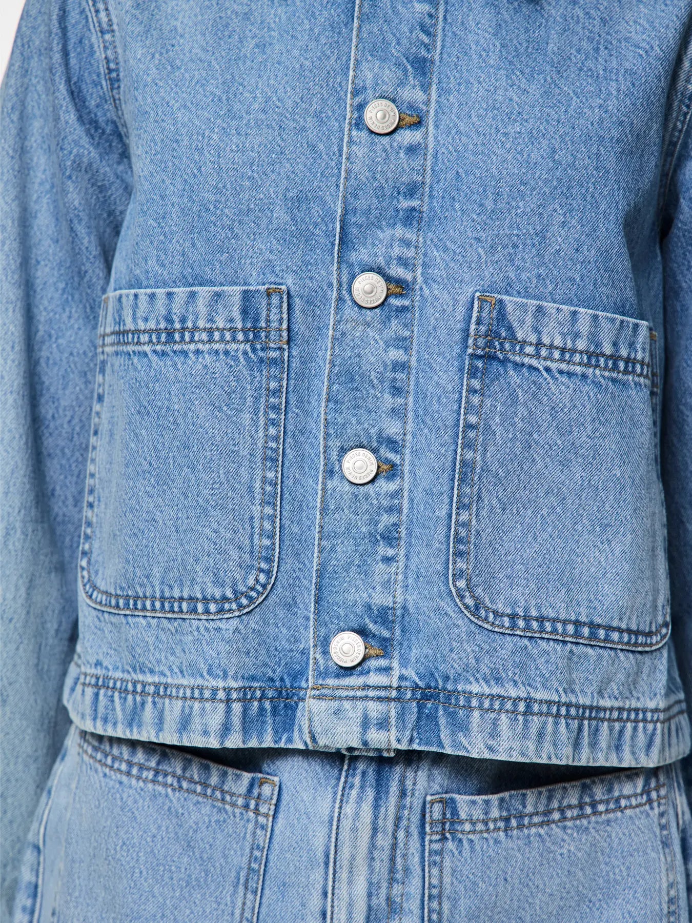 knaplukning foran på lyseblå denimjakke PIECES PCSKY Denim Jacket Light Blue Denim