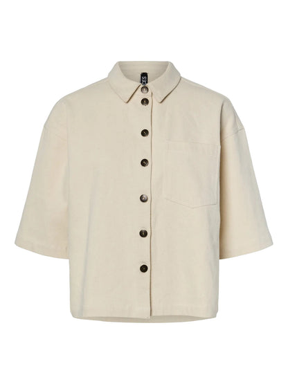 beige denimskjorte med knaplukning og 2/4 ærmer. PIECES PCMILLA Loose Denim Shirt Beige