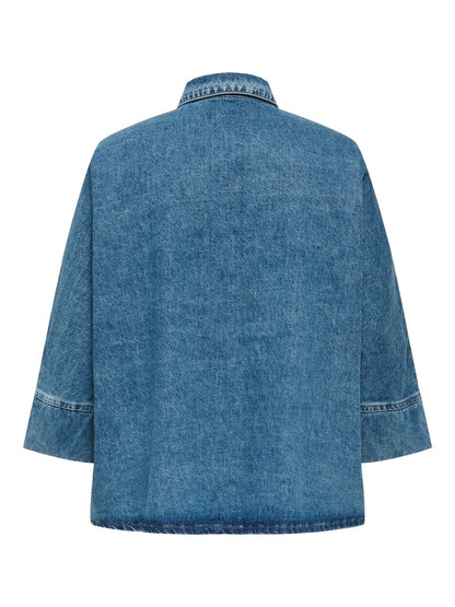 ryggen af blå denimskjorte med knaplukning. ONLY Carmakoma CARGRACE SHIRT Medium Blue Denim