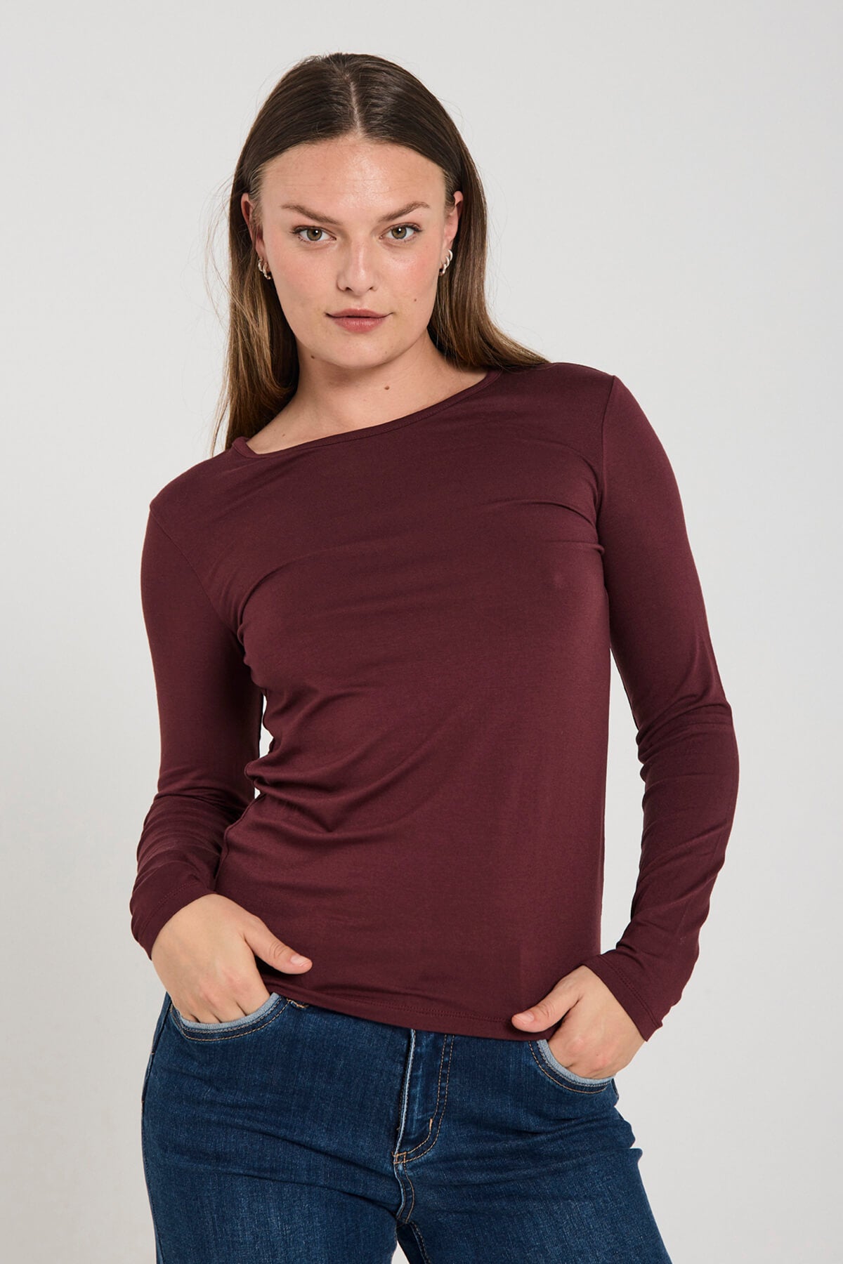 model med lanærmet bordeaux rød bluse med rund hals. Freequent FQLIANA-TEE Port Royale