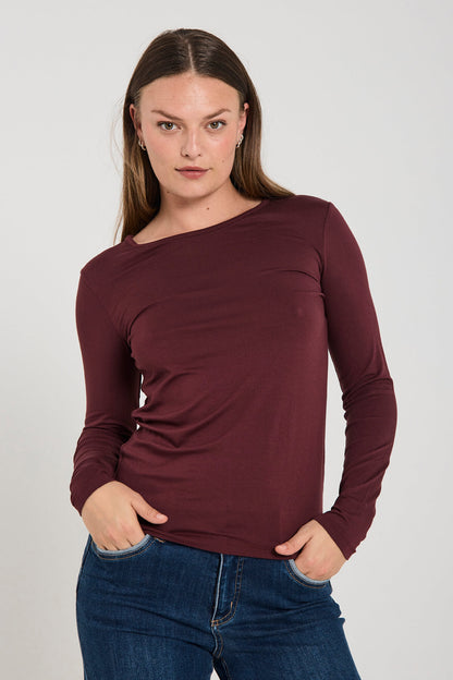 model med lanærmet bordeaux rød bluse med rund hals. Freequent FQLIANA-TEE Port Royale