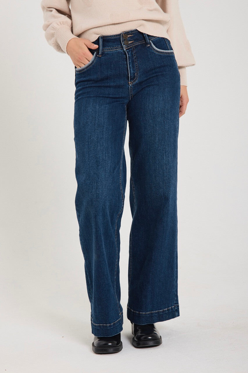 model med hånd i lommen på mørkeblå jeans Freequent FQLOPEZ-JEANS Dark Blue Denim